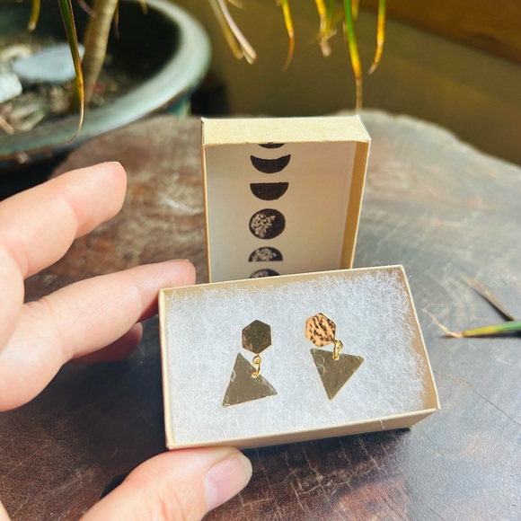 ✨NWT✨Hand Hammered Hexagon and Triangle Gold Earrings✨handmade - Picture 5 of 6